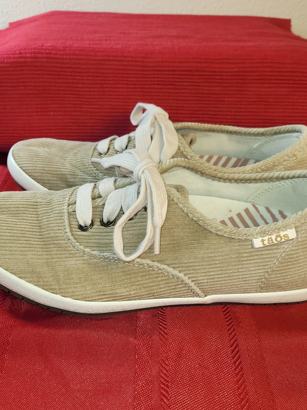 Taos Guest Star Women 7.5 Tan Beige Corduroy Low Top Lace Up Comfort Sneakers
